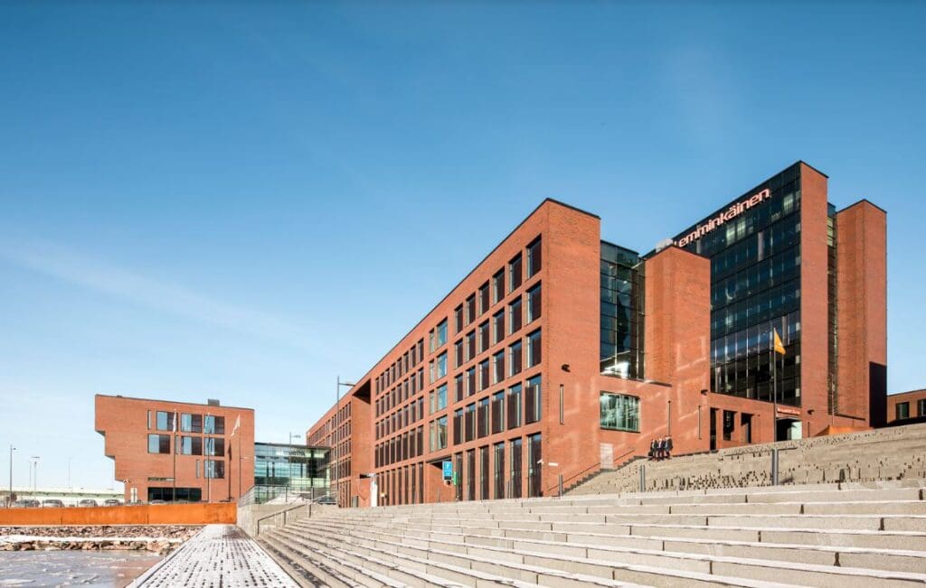 Moderni toimistorakennus Salmisaarenaukiolla Helsingissä.