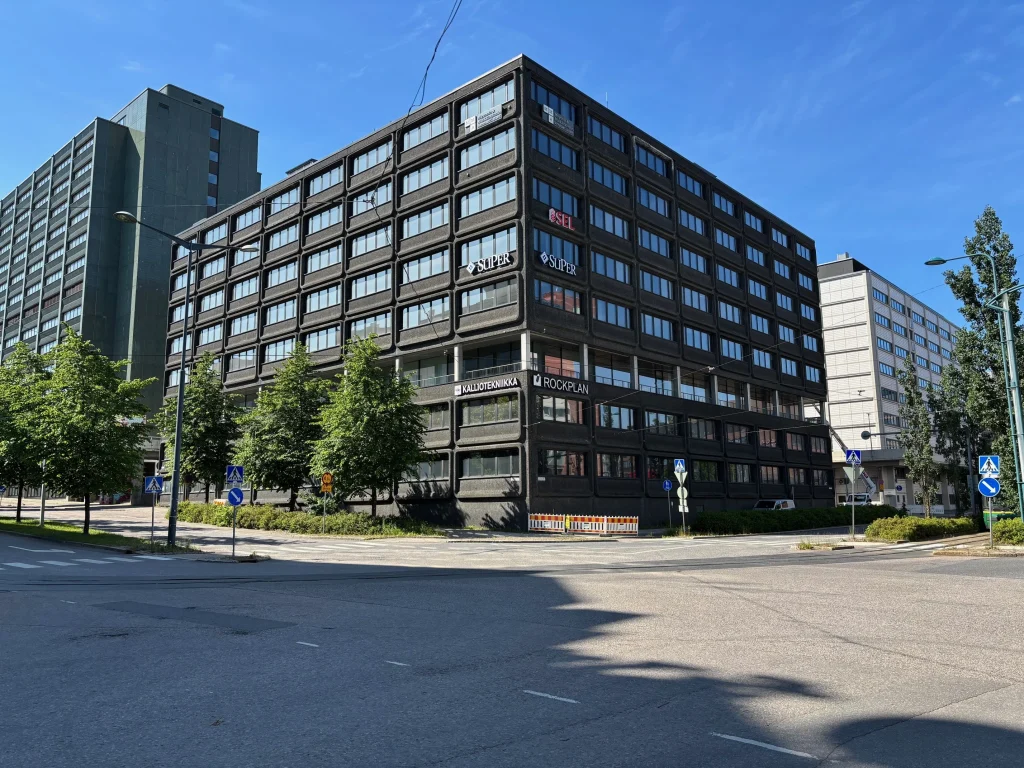 Asemamiehenkatu 2 toimitilarakennuksen julkisivu Pasilassa, Helsinki.