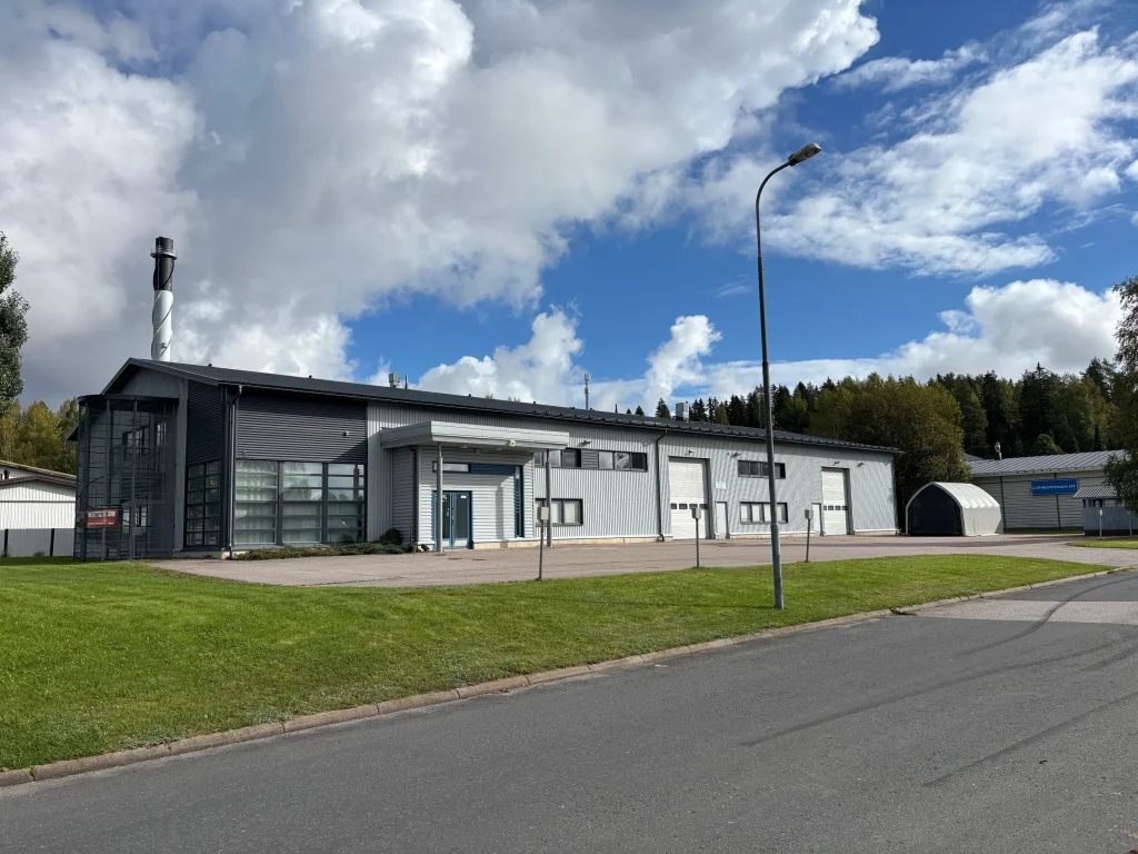 Lukkokatu 2 Hyvinkäällä yhdistää tuotannon, varastoinnin ja modernit toimistotilat.