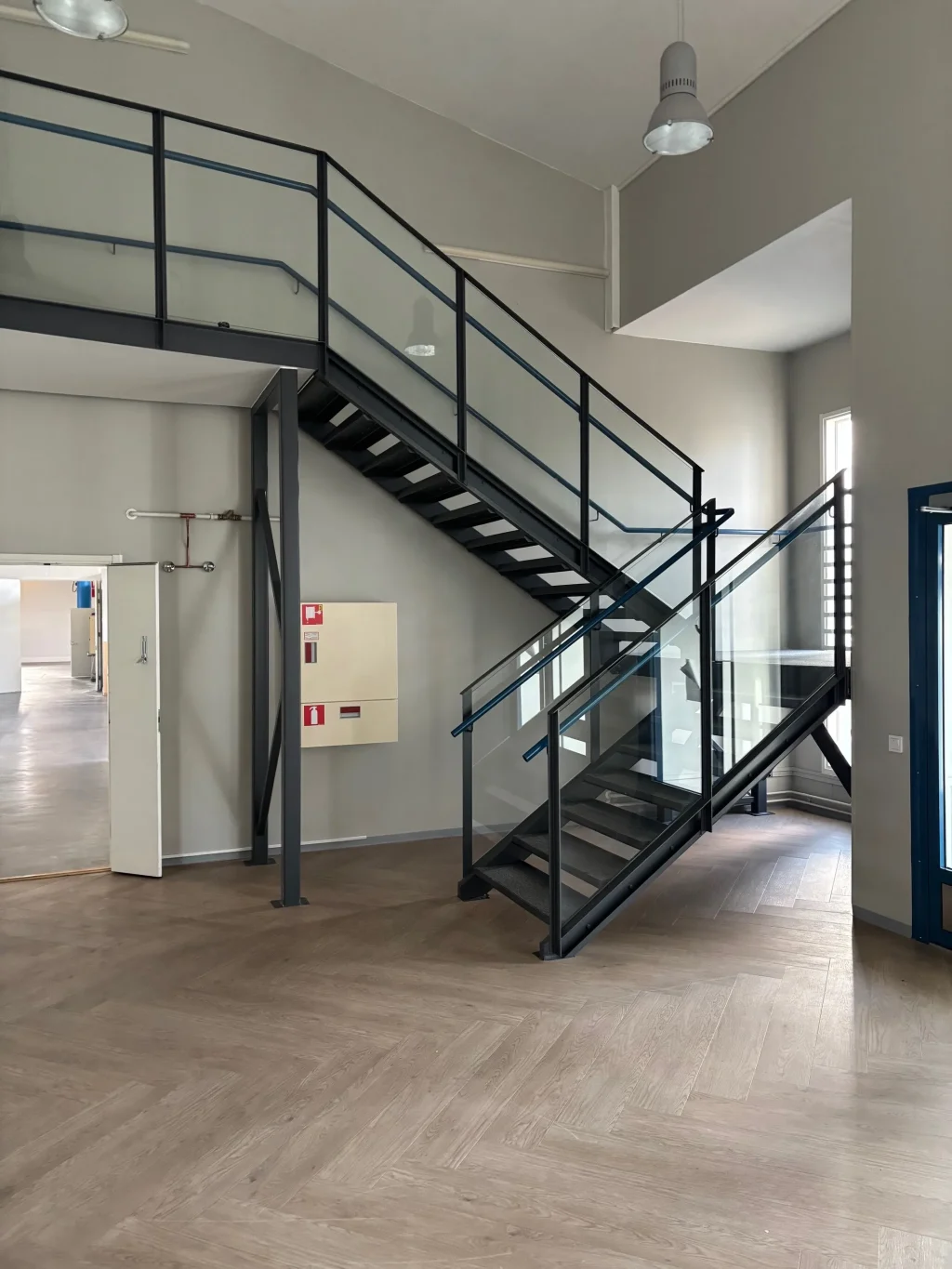 Lukkokatu 2 toimistotilojen porraskäytävä jakavat tilat luonnollisesti.