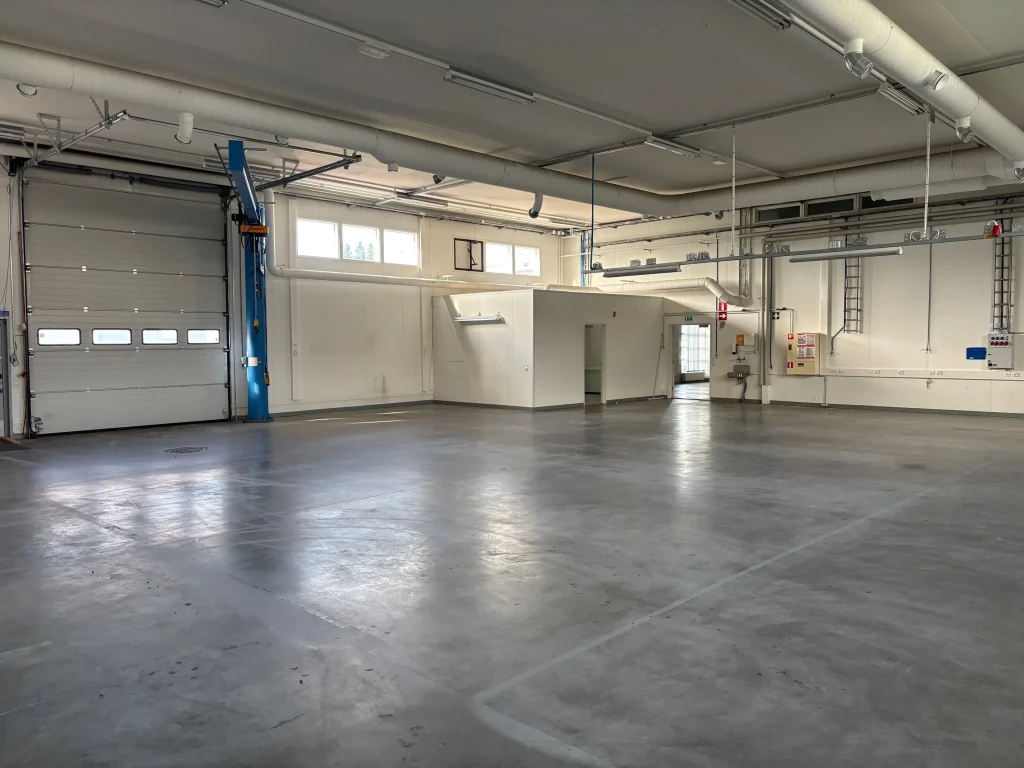 Tilava halli- ja varastoalue, jossa nosto-ovet ja vahva lattiarakenne Lukkokatu 2, Hyvinkää