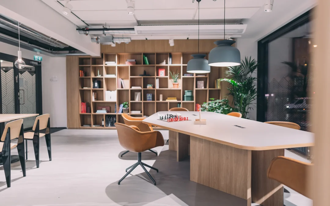 Uudet hybriditoimistot ja työn murros 2026 – mitä tilat kertovat kulttuurista?