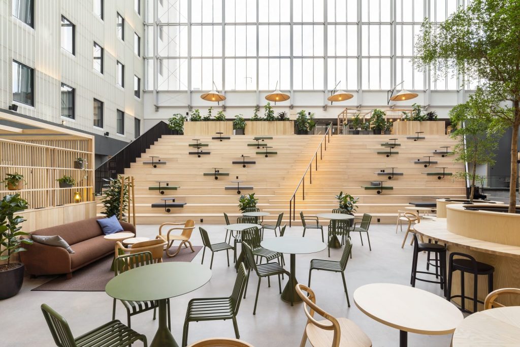 Avoin toimistotila tukemassa vuorovaikutusta ja avointa kulttuuria