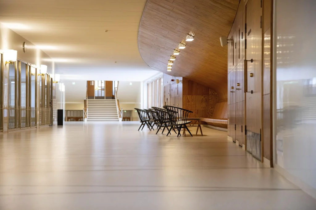 Runeberginkatu 14–16 aula – valoisa ja tyylikäs sisääntulo, jossa yhdistyvät alkuperäinen arkkitehtuuri ja moderni toimistotilan design.