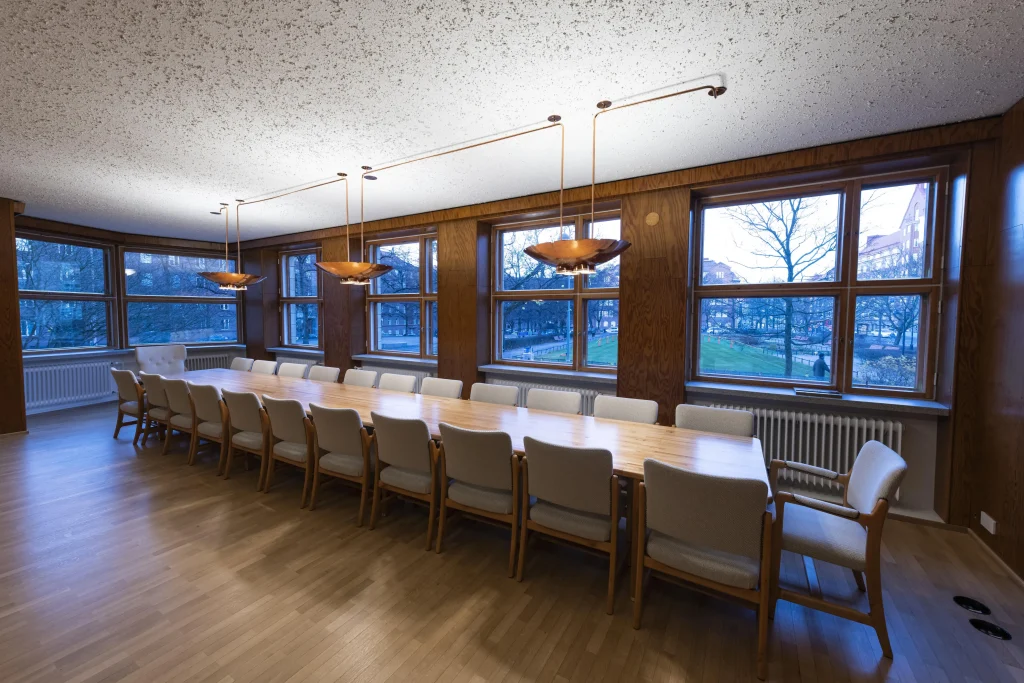 Runeberginkatu 14–16 neuvotteluhuone – elegantti ja rauhallinen kokoustila yrityskäyttöön, laadukkailla pintamateriaaleilla ja suurilla ikkunoilla.