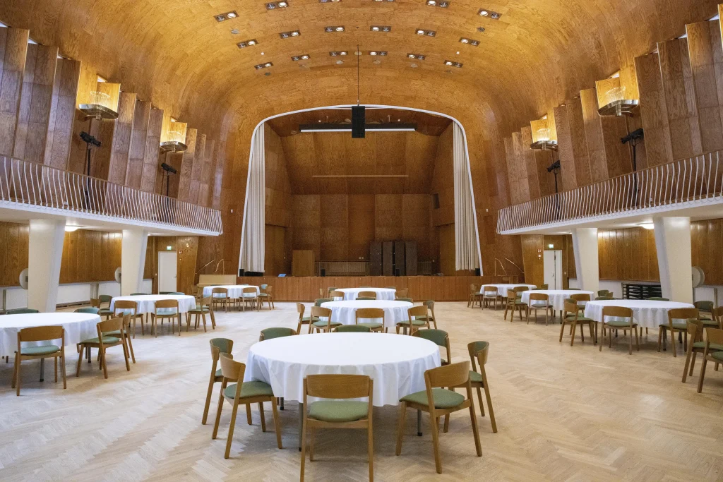 Upea, huikealla kattokorkeudella varustettu historiallinen teatteritila Runeberginkatu 14-16:ssa