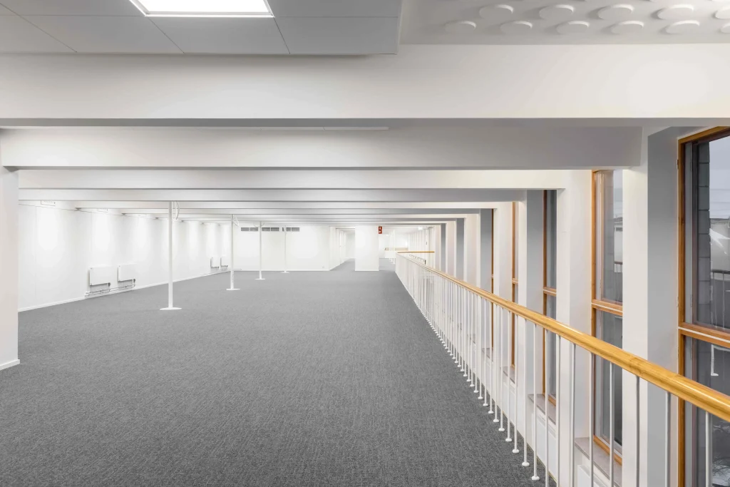 Moderni toimistotila Runeberginkatu 14–16:ssa – avara, valoisa ja muunneltava työympäristö Helsingin Töölössä.