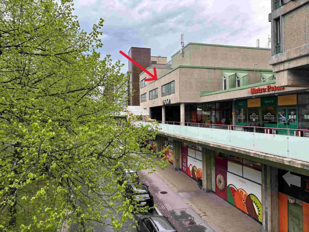 Asemapäällikönkatu myytävien toimitilojen julkisivu