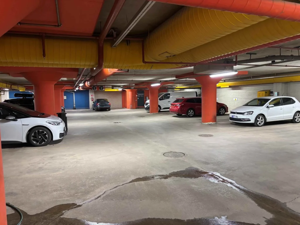 Asemapäällikönkatu myytävät toimistotilat tarjoavat myös mahdollisuudet autohallipaikkoihin